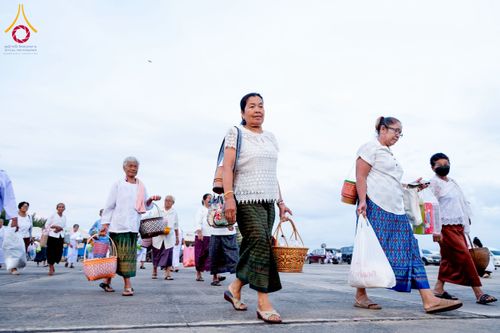 ภาพ No.250494:วันพุธที่ 8 ตุลาคม พ.ศ. 2568 พิธีตักบาตรเทโวโรหณะ ณ ลานธรรมปทุมรัตน์ธรรมเจดีย์ พุทธอุทยานนานาชาติ อ.โพนพิสัย จ.หนองคาย