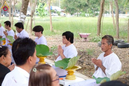 ภาพ No.277881:พิธีตัดปอยผมและปลงผมนาคธรรมทายาท พิธีขอขมาผู้ปกครอง ณ ศูนย์อบรมเยาวชนนครปฐม จ.นครปฐม และพิธีมอบบาตร ผ้าไตร นาคธรรมทายาท พิธีบรรพชา อุปสมบทหมู่ ณ วัดลาดหญ้าไทร จ.นครปฐม