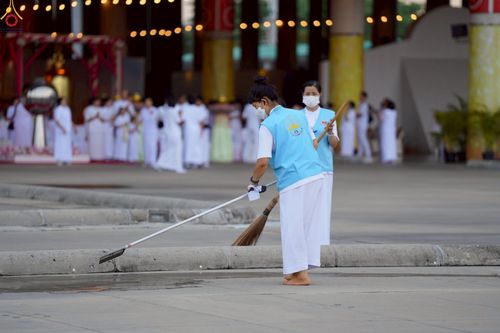 ภาพ No.223914:วันวิสาขบูชา วันอาทิตย์ที่ 11 พฤษภาคม พ.ศ. 2568 พิธีจุดวิสาขประทีป ,  พิธีเวียนประทักษิณรอบพระมหาธรรมกายเจดีย์ , พิธีฉลองชัยสวดมนต์บทธัมมจักกัปปวัตตนสูตร ครบ 7,357,000,000 จบ ณ มหารัตนวิหารคด วัดพระธรรมกาย