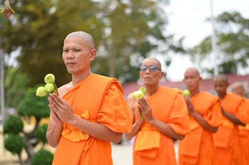 ภาพ No.101089:พิธีอุปสมบทหมู่ ในโครงการอุปสมบทบูชาธรรม มหาปูชนียาจารย์ พ.ศ. 2566 ณ วัดท่าเกวียน อำเภอพนมสารคาม จังหวัดฉะเชิงเทรา วันที่ 5 ธันวาคม พ.ศ. 2566