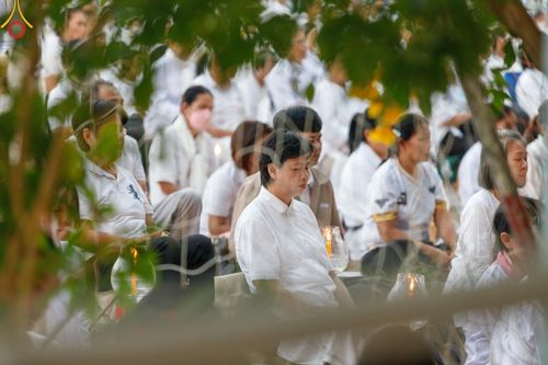ภาพ No.197099:พิธีจุดประทีปถวายเป็นพุทธบูชา และบูชาธรรมมหาปูชนียาจารย์ ณ วัดโบสถ์(บน) ตำบลบางคูเวียง อำเภอบางกรวย จังหวัดนนทบุรี ในโครงการธรรมยาตรา กตัญญูบูชา มหาปูชนียาจารย์ พระมงคลเทพมุนี(สด จนฺทสโร) พระผู้ปราบมาร อนุสรณ์สถาน 7 แห่ง ปีที่ 13 วันที่ 18 มกราคม พ.ศ. 25