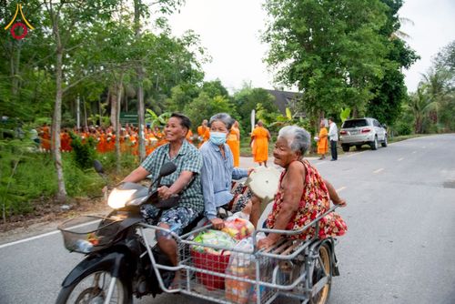 ภาพ No.217889:วันศุกร์ที่ 11 เมษายน พ.ศ. 2568 พระและสามเณร 99 รูป จากศูนย์ปฏิบัติธรรมระยอง(บ้านช่องลม) บิณฑบาต ณ ทุ่งปอเทือง ต.บางบุตร อ.บ้านค่าย จ.ระยอง เพื่อเป็นการฝึกสามเณรภาคฤดูร้อน ผ่านกิจวัตรบิณฑบาตในพื้นที่ชุมชน