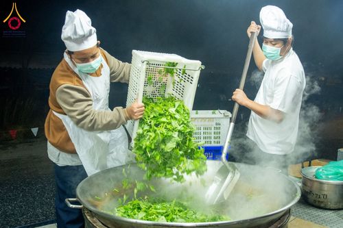 ภาพ No.199318:พิธีถวายภัตตาหารเป็นสังฆทาน แด่พระธรรมยาตรา ณ อนุสรณ์สถานบางปลา วัดบางปลา อำเภอบางเลน จังหวัดนครปฐม ในโครงการธรรมยาตรา กตัญญูบูชา มหาปูชนียาจารย์ พระมงคลเทพมุนี(สด จนฺทสโร) พระผู้ปราบมาร อนุสรณ์สถาน 7 แห่ง ปีที่ 13 วันที่ 22 มกราคม พ.ศ. 2568