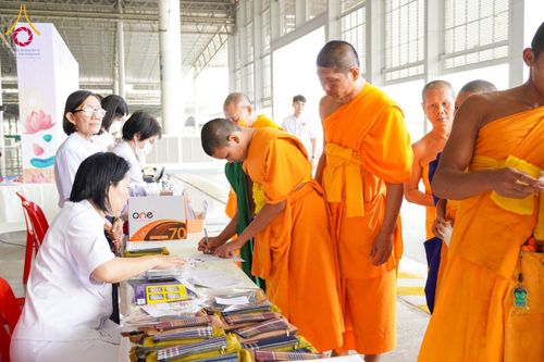 ภาพ No.208737:พระบาทสมเด็จพระเจ้าอยู่หัวทรงพระกรุณาโปรดเกล้าฯ พระราชทานภัตตาหารพระราชทาน แด่พระภิกษุ สามเณร ในการสอบบาลีสนามหลวง ณ วัดพระธรรมกาย วันที่ 22 กุมภาพันธ์ พ.ศ. 2568 ณ วัดพระธรรมกาย อำเภอคลองหลวง จังหวัดปทุมธานี