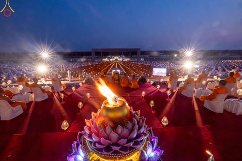 ภาพ No.122172:พิธีจุดประทีปถวายเป็นพุทธบูชา และบูชาธรรมมหาปูชนียาจารย์ พระมงคลเทพมุนี(สด จนฺทสโร) ในโครงการธรรมยาตรา กตัญญูบูชา มหาปูชนียาจารย์ พระมงคลเทพมุนี(สด จนฺทสโร) พระผู้ปราบมาร อนุสรณ์สถาน 7 แห่ง ปีที่ 12 วันที่ 31 มกราคม พ.ศ. 2567 ณ วัดพระธรรมกาย จ.ปทุมธานี (