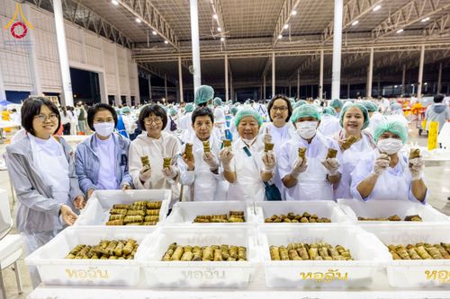 ภาพ No.203149:พิธีถวายภัตตาหารเป็นสังฆทาน แด่พระธรรมยาตรา ณ วัดพระธรรมกาย ตำบลคลองสาม อำเภอคลองหลวง จังหวัดปทุมธานี ในโครงการธรรมยาตรา กตัญญูบูชา มหาปูชนียาจารย์ พระมงคลเทพมุนี(สด จนฺทสโร) พระผู้ปราบมาร อนุสรณ์สถาน 7 แห่ง ปีที่ 13 วันที่ 29 มกราคม พ.ศ. 2568