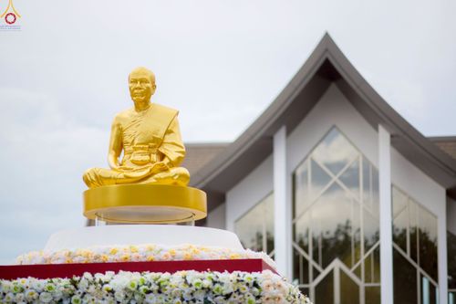 ภาพ No.239345:วันอาทิตย์ที่ 17 สิงหาคม พ.ศ. 2568 พิธีกดปุ่มอัญเชิญรูปเหมือน พระมงคลเทพมุนี (สด จันทสโร)  ณ มหาวิหารแก้วพระมงคลเทพมุนี  ศูนย์ปฏิบัติธรรมแก้วเมืองเลย