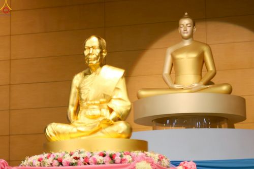 ภาพ No.251206:วันที่ 10 ตุลาคม พ.ศ. 2568 พิธีปฏิบัติธรรม ในวันคล้ายวันเกิด 141 ปี พระมงคลเทพมุนี (สด จนฺทสโร) พระผู้ปราบมาร ณ สภาธรรมกายสากล วัดพระธรรมกาย