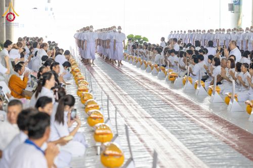 ภาพ No.62683:พิธีขอขมามอบผ้าไตร ในโครงการอุปสมบทหมู่ บูชาธรรมหลวงพ่อธัมมชโย พ.ศ.2567  โครงการอุปสมบทหมู่ธรรมทายาท ระดับอุดมศึกษา รุ่นที่51 (ภาคฤดูร้อน) โครงการบวชพระนานาชาติ AEC และ WAB รุ่นผู้บริหาร(รุ่นที่2) ณ ลานธรรม พระมหาธรรมกายเจดีย์ วันที่ 13 เมษายน พ.ศ. 2567
