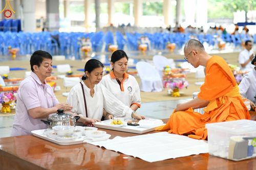 ภาพ No.174596:พิธีถวายภัตตาหารเมนูสวรรค์ เพื่อการบรรลุธรรม ณ หอฉันคุณยายอาจารย์ฯ วัดพระธรรมกาย วันที่ 23 พฤศจิกายน พ.ศ. 2567