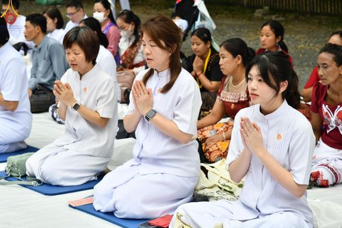 ภาพ No.143832:พิธีตัดปอยผม โครงการอุปสมบทหมู่ พระธรรมทายาทนานาชาติ (ภาษาจีน) รุ่นที่ 19 วันอาทิตย์ที่ 7 กรกฎาคม พ.ศ. 2567 ณ สนามหญ้า หน้าบ้านแก้วอาสาสมัคร วัดพระธรรมกาย