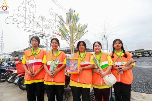 ภาพ No.146395:มหาสังฆทานถวายเป็นพุทธบูชาครั้งยิ่งใหญ่ โครงการทำบุญตักบาตร เพื่อถวายเป็นพระราชกุศล เนื่องในโอกาสมหามงคลเฉลิมพระชนมพรรษา พระบาทสมเด็จพระเจ้าอยู่ห้วฯ ทรงเจริญพระชนมพรรษา 6 รอบ 72 พรรษา