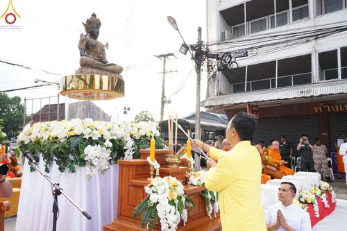 ภาพ No.146194:ตักบาตรพระ 1,384 รูป ทำบุญเมืองฝางครบรอบ 1,383 ปี ถวายเป็นพระราชกุศลแด่พระบาทสมเด็จพระเจ้าอยู่หัว เนื่องในโอกาสพระราชพิธีมหามงคล เฉลิมพระชนมพรรษา 6 รอบ 72 พรรษา วันเสาร์ที่ 27 กรกฎาคม พ.ศ.2567  ณ ถนนหน้าที่ว่าการอำเภอฝาง จ.เชียงใหม่