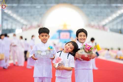 ภาพ No.123687:พิธีถวายโคมมาฆประทีป น้อมถวายเป็นพุทธบูชา แด่คณะพระภิกษุ สามเณร  ณ วัดพระธรรมกาย จ.ปทุมธานี วันเสาร์ที่ 17 กุมภาพันธ์ พ.ศ. 2567