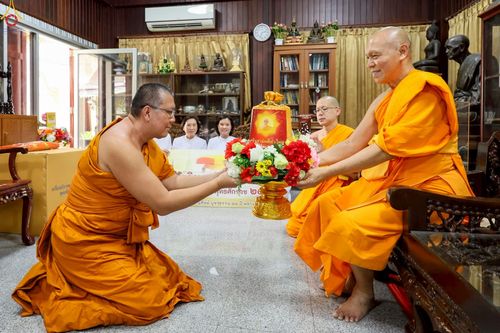 ภาพ No.264818:วันศุกร์ที่ 24 ตุลาคม พ.ศ. 2568 ถวายปัจจัยสมทบกฐิน ในโครงการกฐินสามัคคีทั่วไทย 30,000 วัด พุทธศักราช 2568 โดย คณะศิษยานุศิษย์ บูชาธรรม 80 ปี หลวงพ่อธัมมชโย ณ วัดหนังราชวรวิหาร กรุงเทพฯ