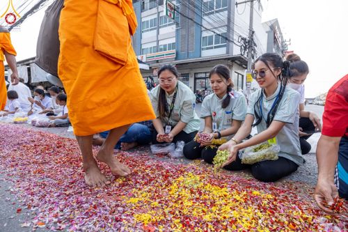 ภาพ No.120265:พิธีต้อนรับพระธรรมยาตรา ในโครงการธรรมยาตรา กตัญญูบูชา มหาปูชนียาจารย์ พระมงคลเทพมุนี(สด จนฺทสโร) พระผู้ปราบมาร อนุสรณ์สถาน 7 แห่ง ปีที่ 12 วันที่ 28 มกราคม พ.ศ. 2567 ณ วัดพระธรรมกาย จ.ปทุมธานี (ชุดที่ 2)