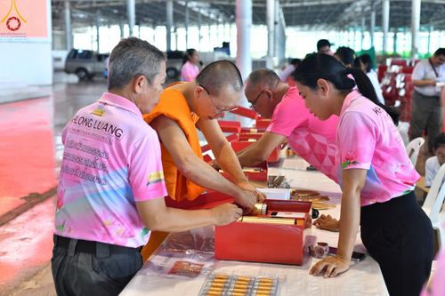 ภาพ No.211977:วันจันทร์ที่ 17 มีนาคม พ.ศ. 2568 บุญบรรจุกล่องไทยธรรม เพื่อถวายแด่พระสังฆาธิการ 40,000 กว่าวัดทั่วไทย ในวันคุ้มครองโลก 22 เมษายน พ.ศ. 2568 ณ บ้านแก้วเรือนทองคุณยายฯ วัดพระธรรมกาย