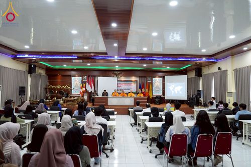 ภาพ No.227472:วันที่ 30 พฤษภาคม พ.ศ. 2568 สันติสุขจากสมาธิ แผ่ไพศาลในแดนอิเหนา : พระสงฆ์ไทยเยือนวิทยาลัยราเดนวิจายา อินโดนีเซีย