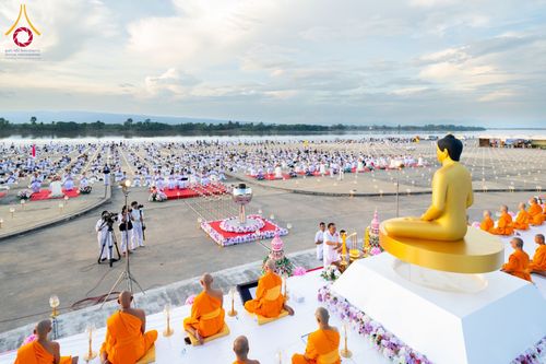 ภาพ No.162224:พิธีจุดประทีปโคมลาน ถวายเป็นพุทธบูชา สร้างความสว่างไสวให้กับแผ่นดินด้วยแสงธรรม วันพฤหัสบดีที่ 17 ตุลาคม พ.ศ. 2567 ณ พุทธอุทยานนานาชาติ จังหวัดหนองคาย