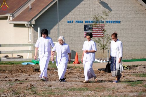 ภาพ No.142875:พิธีเจริญพระพุทธมนต์ โปรยรัตนชาติ เพื่อความเป็นสิริมงคล  ณ พื้นที่ก่อสร้างอาคารปฏิบัติธรรม “แก้วธรรมชัยรัตนอนันต์”  วัดพระธรรมกายเทนเนสซี ประเทศสหรัฐอเมริกา วันอังคารที่ 2 กรกฎาคม พ.ศ. 2567