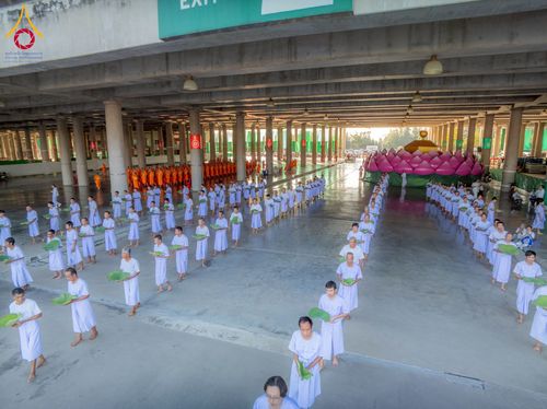 ภาพ No.274702:วันอาทิตย์ที่ 30 พฤศจิกายน พ.ศ. 2568 พิธีปลงผม โครงการอุปสมบทบูชาธรรมมหาปูชนียาจารย์ ปี 2568 ณ ลานธรรมพระมหาธรรมกายเจดีย์ ฝั่งทิศตะวันตก ระหว่างวิหารคดหมายเลข 8 และ 9 วัดพระธรรมกาย