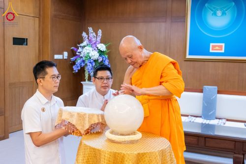 ภาพ No.135422:พิธีเจริญพระพุทธมนต์สมโภช แก้วบรมจักรพรรดิรัตนอนันต์ สถาปนาอาคารปฏิบัติธรรม แก้วธรรมชัยรัตนอนันต์ บูชาธรรมเนื่องในโอกาสอายุวัฒนมงคล 80 ปี หลวงพ่อธัมมชโย (22 เมษายน พ.ศ. 2567) วันพุธที่ 3 เมษายน พ.ศ. 2567 ณ วัดพระธรรมกายเทนเนสซี ประเทศสหรัฐอเมริกา