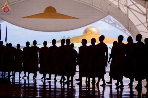 ภาพ No.237392:วันอาทิตย์ที่ 10 สิงหาคม พ.ศ.2568 พิธีมอบใบประกาศเกียรติคุณ โครงการสอบบาลี "ฉลองแชมป์" บูชาธรรม 80 ปี หลวงพ่อธัมมชโย ประจำปี 2568 และ พิธีมอบดวงแก้วสามเณรทรงบาลีไวยากรณ์ ณ สภาธรรมกายสากล วัดพระธรรมกาย ปทุมธานี