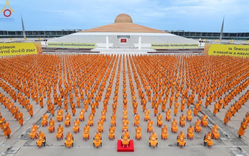 ภาพ No.182087:พระธรรมทายาทร่วมปฎิบัติธรรม รับฟังโอวาทจากหลวงพ่อทัตตชีโว และถ่ายภาพหมู่ประวัติศาสตร์ ณ ลานธรรมพระมหาธรรมกายเจดีย์  วัดพระธรรมกาย ในโครงการอุปสมบท บูชาธรรมมหาปูชนียาจารย์ วันที่ 13 ธันวาคม พ.ศ. 2567