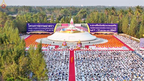 ภาพ No.109766:พิธีจุดประทีปถวายเป็นพุทธบูชา และบูชาธรรมมหาปูชนียาจารย์ วันที่ 10 มกราคม พ.ศ. 2567 ณ อนุสรณ์สถานคลองบางนางแท่น อ.สามพราน จ.นครปฐม