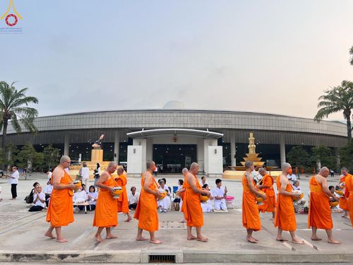 ภาพ No.135998:พระธรรมทายาท โครงการบวชพระนานาชาติ AEC & WAB ผู้บริหารรุ่นที่ 2 บิณฑบาต ณ หอฉันคุณยายอาจารย์ฯ เมืองแก้วมณี หมู่บ้านแก้วพุทธรักษา วันที่ 28 เมษายน พ.ศ. 2567