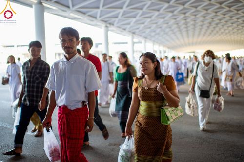 ภาพ No.92064:พิธีตักบาตร ในวันทอดกฐินสามัคคี ประจำปีพุทธศักราช 2566 วันอาทิตย์ต้นเดือนที่ 5 พฤศจิกายน พ.ศ. 2566 ณ สภาธรรมกายสากล วัดพระธรรมกาย จ.ปทุมธานี