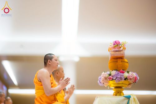 ภาพ No.270555:วันอาทิตย์ที่ 16 พฤศจิกายน พ.ศ. 2568 ถวายกองทุนโครงการอุปสมบทหมู่ 3,000 รูปทั่วไทย  รุ่นบูชาธรรมมหาปูชนียาจารย์ ณ ห้องแก้วสารพัดนึก 2 สภาธรรมกายสากล วัดพระธรรมกาย