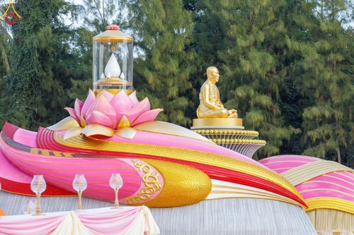 ภาพ No.192597:พิธีจุดประทีปถวายเป็นพุทธบูชา และบูชาธรรมมหาปูชนียาจารย์ ณ อนุสรณ์สถานคลองบางนางแท่น อ.สามพราน จ.นครปฐม ในโครงการธรรมยาตรา กตัญญูบูชา มหาปูชนียาจารย์ พระมงคลเทพมุนี(สด จนฺทสโร) พระผู้ปราบมาร อนุสรณ์สถาน 7 แห่ง ปีที่ 13 วันที่ 10 มกราคม พ.ศ. 2568