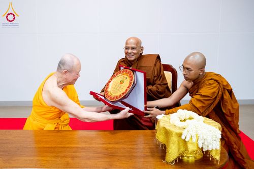 ภาพ No.222328:วันที่ 21 เมษายน พ.ศ. 2568 หลวงพ่อทัตตชีโวต้อนรับคณะสงฆ์ WAB ณ อาคาร 100 ปี คุณยายมหารัตนอุบาสิกาจันทร์ ขนนกยูง วัดพระธรรมกาย