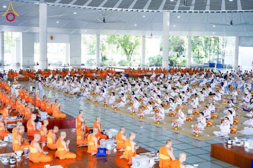 ภาพ No.198014:พิธีถวายภัตตาหารแด่พระภิกษุ สามเณร  บูชาธรรมคุณยายอาจารย์มหารัตนอุบาสิกาจันทร์ ขนนกยูง เนื่องในวาระวันคล้ายวันเกิดครบ 116 ปี วันอาทิตย์ที่ 19 มกราคม พ.ศ. 2568 ณ หอฉันคุณยายอาจารย์ฯ วัดพระธรรมกาย