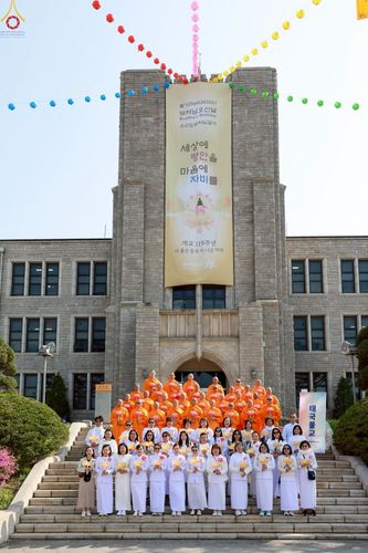 ภาพ No.229510:วันเสาร์ที่ 26 เมษายน พ.ศ. 2568 คณะพระภิกษุสามเณรในโครงการบรรพชาหมู่ 81 รูป  วัดภาวนาโซล ประเทศเกาหลีใต้ ได้ร่วมกับคณะสาธุชนคนไทยในเกาหลีใต้  ร่วมกันเดินขบวนอัญเชิญโคมดอกบัว  เพื่อบูชาแด่องค์สมเด็จพระสัมมาสัมพุทธเจ้า  ในงานเทศกาลวิสาขบูชานานาชาติ ประจำปี