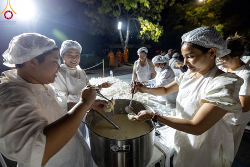 ภาพ No.110642:พิธีถวายภัตตาหารเป็นสังฆทาน แด่คณะพระธรรมยาตราฯ ในโครงการธรรมยาตรากตัญญูบูชา มหาปูชนียาจารย์ พระมงคลเทพมุนี(สด จนฺทสโร) พระผู้ปราบมาร อนุสรณ์สถาน 7 แห่ง ปีที่ 12 วันที่ 12 มกราคม พ.ศ. 2567 ณ อนุสรณ์สถานมหาวิหารพระมงคลเทพมุนี(โลตัสแลนด์) อ.สองพี่น้อง จ.สุ