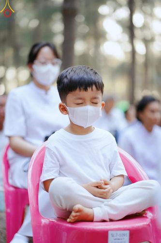 ภาพ No.190060:พิธีจุดประทีปถวายเป็นพุทธบูชา และบูชาธรรมมหาปูชนียาจารย์ ณ อนุสรณ์สถานมหาวิหารพระมงคลเทพมุนี (โลตัสแลนด์) อ.สองพี่น้อง จ.สุพรรณบุรี ในโครงการธรรมยาตรา กตัญญูบูชา มหาปูชนียาจารย์ พระมงคลเทพมุนี(สด จนฺทสโร) พระผู้ปราบมาร อนุสรณ์สถาน 7 แห่ง ปีที่ 13