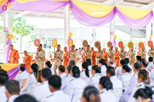 ภาพ No.138914:กิจกรรมเฉลิมพระเกียรติ สมเด็จพระนางเจ้าฯ พระบรมราชินี เนื่องในโอกาสวันเฉลิมพระชนมพรรษา พิธีเจริญพระพุทธมนต์ , ทำบุญตักบาตรพระสงฆ์ ถวายพระราชกุศล , พิธีถวายเครื่องราชสักการะ , และพิธีจุดเทียนถวายพระพรชัยมงคล วันที่ 3 มิถุนายน พ.ศ. 2567 ณ อาคารโถงช้าง วัดพ