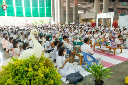 ภาพ No.115424:พิธีตักบาตรฉลองพระใหม่ ในโครงการอุปสมบทหมู่บูชาธรรม 115 ปี คุณยายอาจารย์มหารัตนอุบาสิกาจันทร์ ขนนกยูง วันที่ 19  มกราคม พ.ศ. 2567 ณ มหารัตนวิหารคด วัดพระธรรมกาย