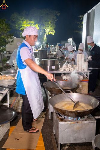 ภาพ No.190374:สาธุชนถวายภัตตาหารเป็นสังฆทาน แด่พระธรรมยาตรา ณ อนุสรณ์สถานมหาวิหารพระมงคลเทพมุนี (โลตัสแลนด์) อ.สองพี่น้อง จ.สุพรรณบุรี ในโครงการธรรมยาตรา กตัญญูบูชา มหาปูชนียาจารย์ พระมงคลเทพมุนี(สด จนฺทสโร) พระผู้ปราบมาร แห่ง ปีที่ 13 วันที่ 7 มกราคม พ.ศ.2568