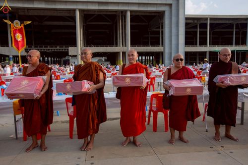 ภาพ No.225008:วันที่ 20 - 27 เมษายน พ.ศ. 2568 "ภาพแห่งความปลื้มที่ไม่มีวันจบ" คณะสงฆ์สามเณร เจ้าหน้าที่ และสาธุชน ร่วมแรงร่วมใจกันเตรียมงานและเก็บงาน เพื่อวันคุ้มครองโลก พิธีถวายมหาสังฆทานคณะสงฆ์ 40,000 กว่าวัดทั่วประเทศ