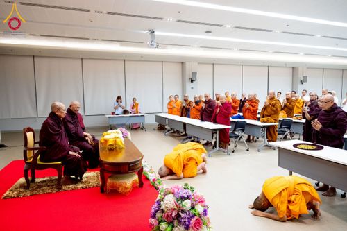 ภาพ No.222611:วันที่ 23 เมษายน พ.ศ. 2568 หลวงพ่อทัตตชีโวต้อนรับคณะสงฆ์เมียนมาร์ ณ อาคาร 100 ปี คุณยายมหารัตนอุบาสิกาจันทร์ ขนนกยูง วัดพระธรรมกาย