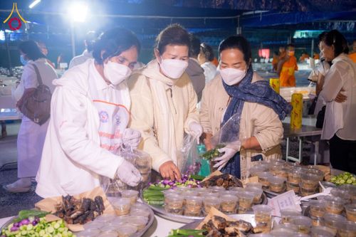 ภาพ No.200821:พิธีถวายภัตตาหารเป็นสังฆทาน แด่พระธรรมยาตรา ณ อนุสรณ์สถานบางปลา วัดบางปลา อำเภอบางเลน จังหวัดนครปฐม ในโครงการธรรมยาตรา กตัญญูบูชา มหาปูชนียาจารย์ พระมงคลเทพมุนี(สด จนฺทสโร) พระผู้ปราบมาร อนุสรณ์สถาน 7 แห่ง ปีที่ 13 วันที่ 24 มกราคม พ.ศ. 2568