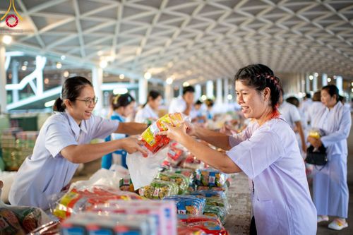 ภาพ No.99597:พิธีตักบาตรวันอาทิตย์ต้นเดือน ณ สภาธรรมกายสากล วัดพระธรรมกาย จ.ปทุมธานี วันอาทิตย์ที่ 3 ธันวาคม พ.ศ. 2566