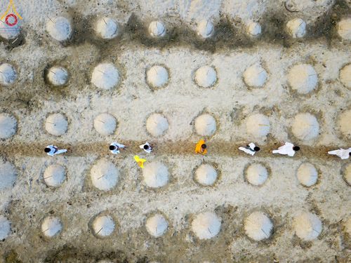 ภาพ No.63227:Photo Story  มหัศจรรย์วัดดงดินแดง Episode 1  พิธีปลงผมนาคธรรมทายาท  ในโครงการบรรพชาอุปสมบทหมู่ ฟื้นฟูพระพุทธศาสนาทั่วไทย วัดดงดินแดง ณ ลำน้ำแม่ตื่น อ.อมก๋อย จ.เชียงใหม่ วันที่ 2 เมษายน พ.ศ. 2567