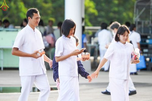 ภาพ No.150951:พิธีตักบาตร ในวันอาทิตย์ต้นเดือน วันที่ 1 กันยายน พ.ศ. 2567 ณ สภาธรรมกายสากล วัดพระธรรมกาย