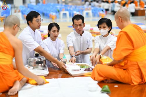 ภาพ No.169719:พิธีถวายภัตตาหารเมนูสวรรค์ "เพื่อการบรรลุธรรม" เนื่องในวันลอยกระทง (ขึ้น 15 ค่ำ เดือน 12) วันศุกร์ที่ 15 พฤศจิกายน พ.ศ. 2567 ณ หอฉันคุณยายอาจารย์ฯ วัดพระธรรมกาย