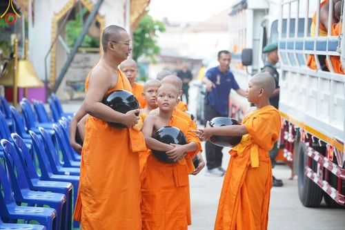 ภาพ No.61022:สามเณรออกบิณฑบาต และกิจกรรมอบรมสามเณร ในโครงการบรรพชาสามเณรฟื้นฟู พระพุทธศาสนาทั่วไทย ณ ศูนย์อบรมที่พักสงฆ์บ้านร่มเย็น จ.นราธิวาส วันที่ 2-15 เมษายน พ.ศ. 2567