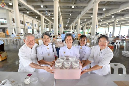 ภาพ No.239935:วันที่ 20-23 สิงหาคม พ.ศ. 2568 การเตรียมงานวันธรรมชัย ใส่ถ่านประทีป LED ที่วิหารคด 7 และ 25 วัดพระธรรมกาย